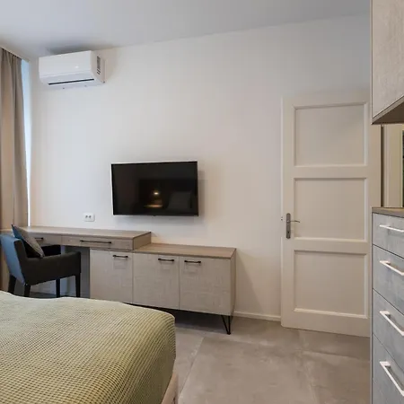 Gabi- New , 5 Min Walk From Diocletian S Palace Apartmán